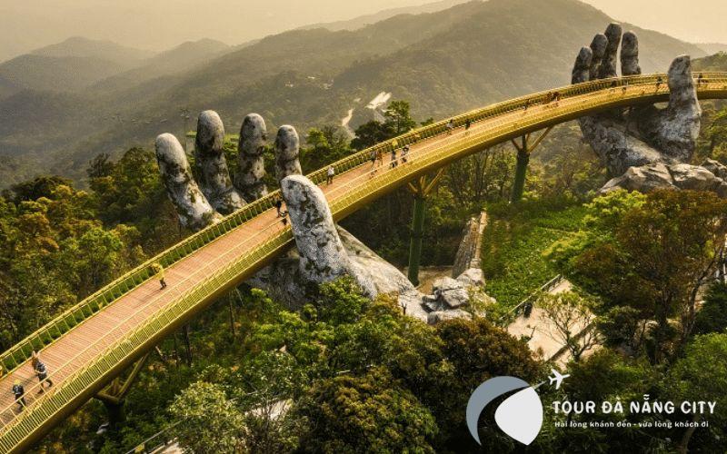 Tuyệt tác cầu Vàng trên đỉnh núi Bà Nà thu hút khách du lịch quốc tế và trong nước