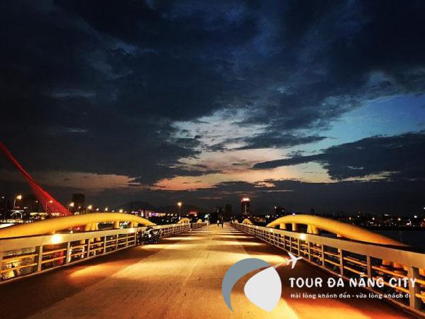 Đà Nẵng về đêm trên cầu Nguyễn Văn Trỗi